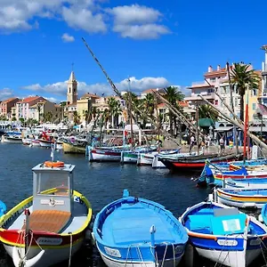 De La Marina Apartment